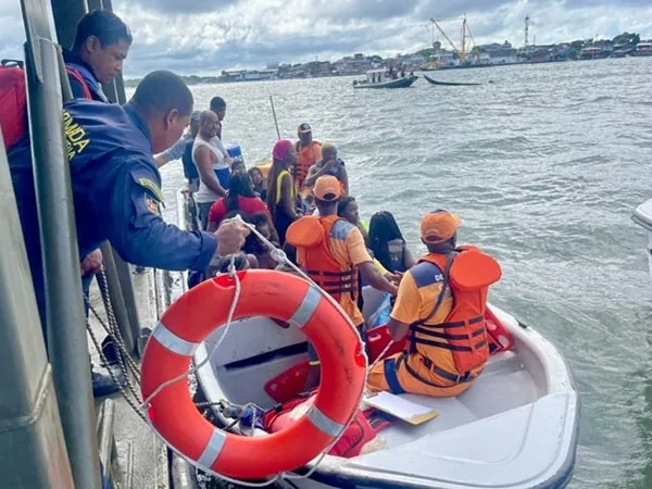 Mientras la embarcación se hundía, trataban de rescatar a los pasajeros que quedaron a  la deriva en aguas de Tumaco.
