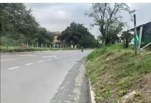 carros vía Cali-Yumbo Menga-Dapa