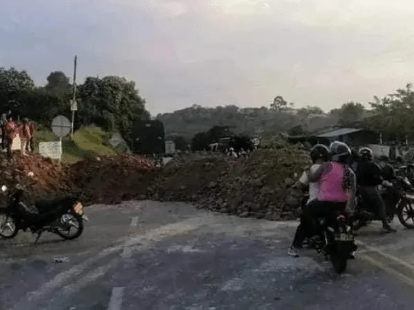 Pese a de los diálogos, se mantiene el bloqueo de la vía Panamericana en el sector de La María, municipio de Piendamó en el departamento de Cauca.