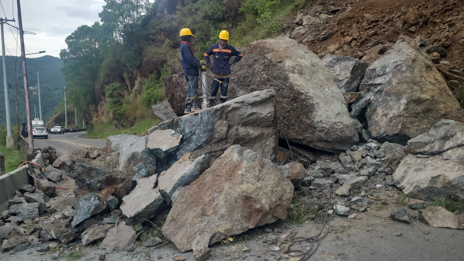 Están fragmentando las rocas para poder removerlas, vía Cali - Loboguerrero