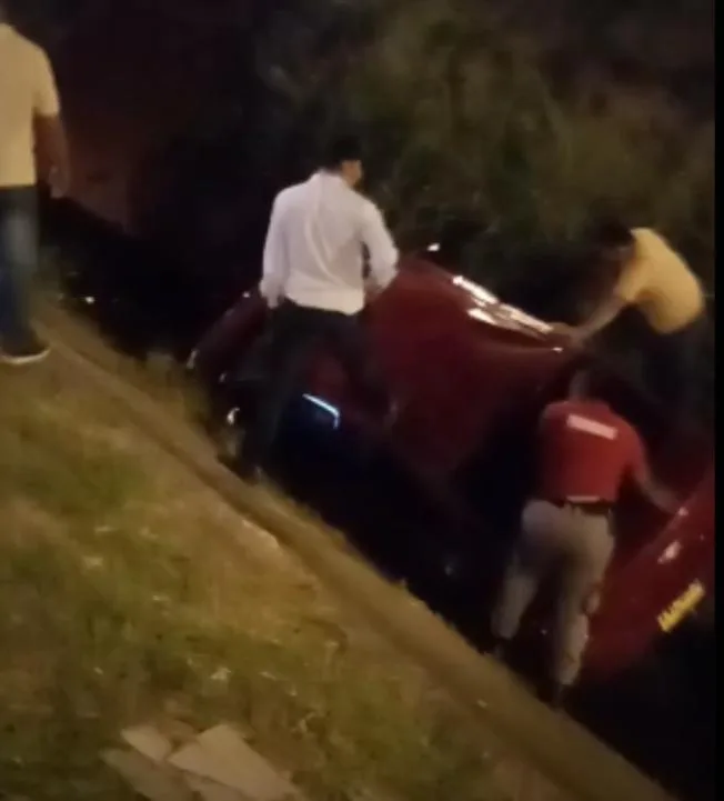 conductora canal de aguas se voló