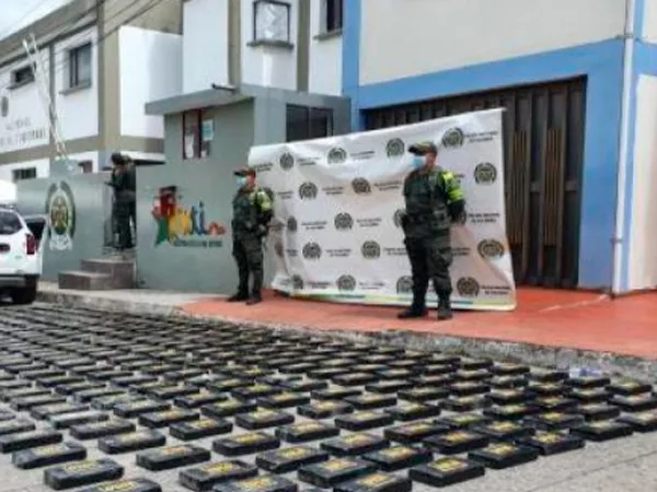 Vehículo fue abandonado con 340 kilos de cocaína en su interior