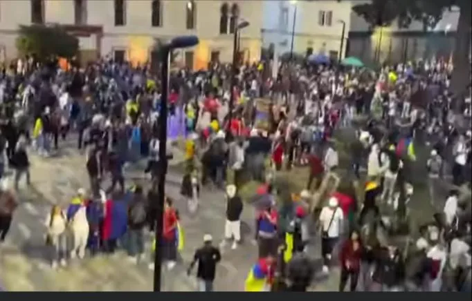 grupo de motorizados haciendo daños en Pasto