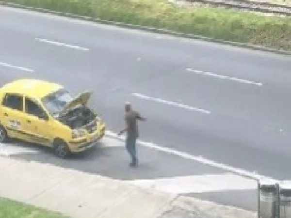 Taxista haciendo pausas activas o esperando al mecánico en Bogotá.