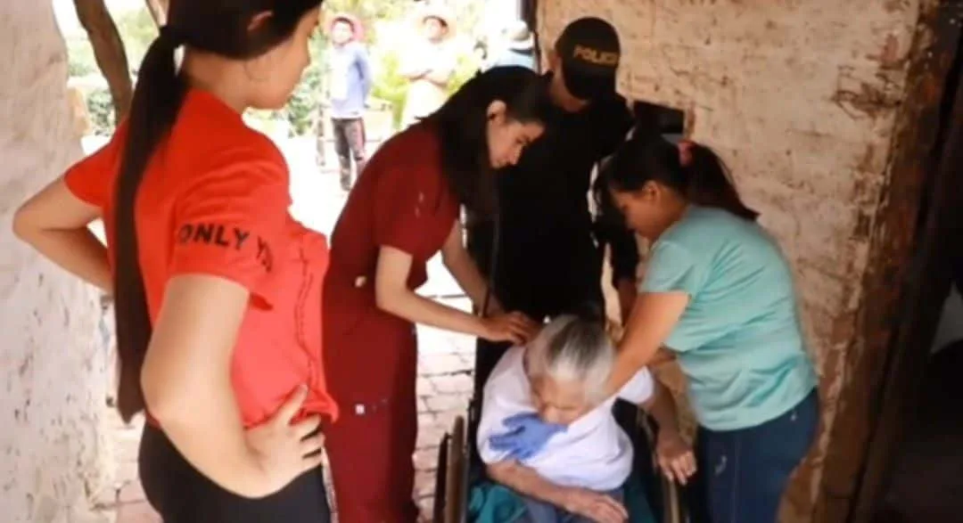 Abuela de 101 años y su hijo, vivían en una casa a punto de caerse: la policía se las reconstruyó.