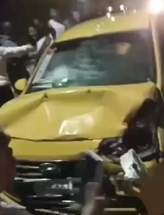cinco heridos; 2 iban en el taxi, y 3 en el carro particular. Pasajeros y conductores afectados.