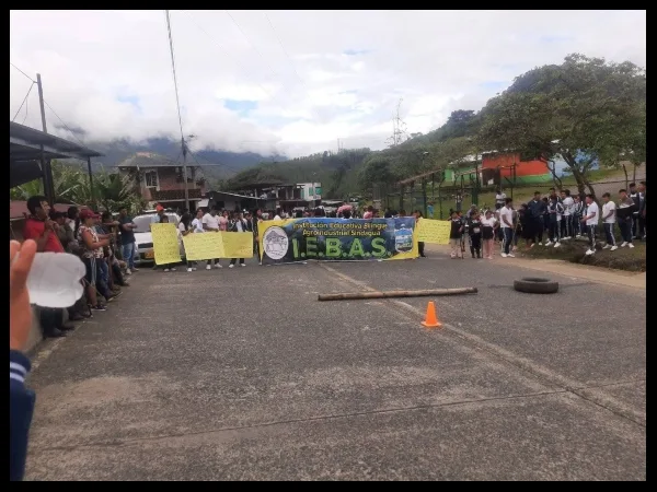 Por "aulas, baños, conductor" y también cancha deportiva protestaron estudiantes de la I.E.B.A.S entre Junín- Pedregal