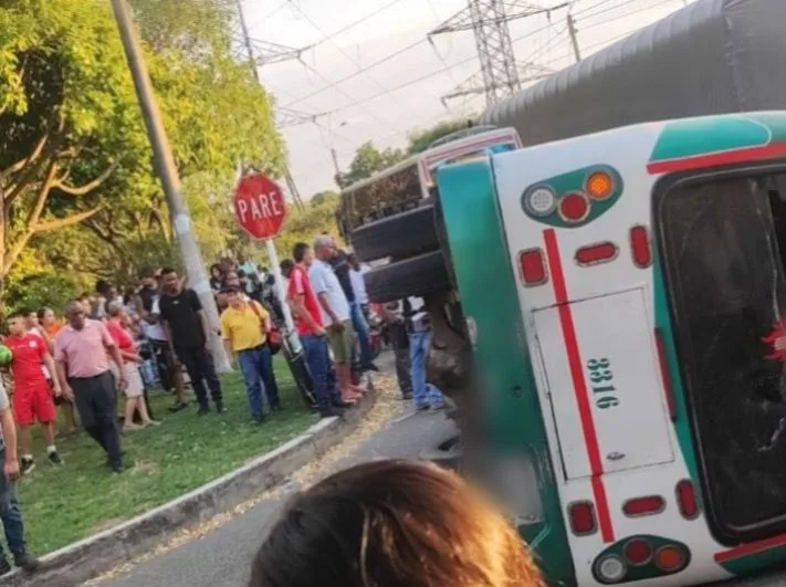 El accidente se reportó este miércoles pasadas las 5 de la tarde, cuando una buseta se volcó y una persona quedó debajo, en Desepaz en Cali