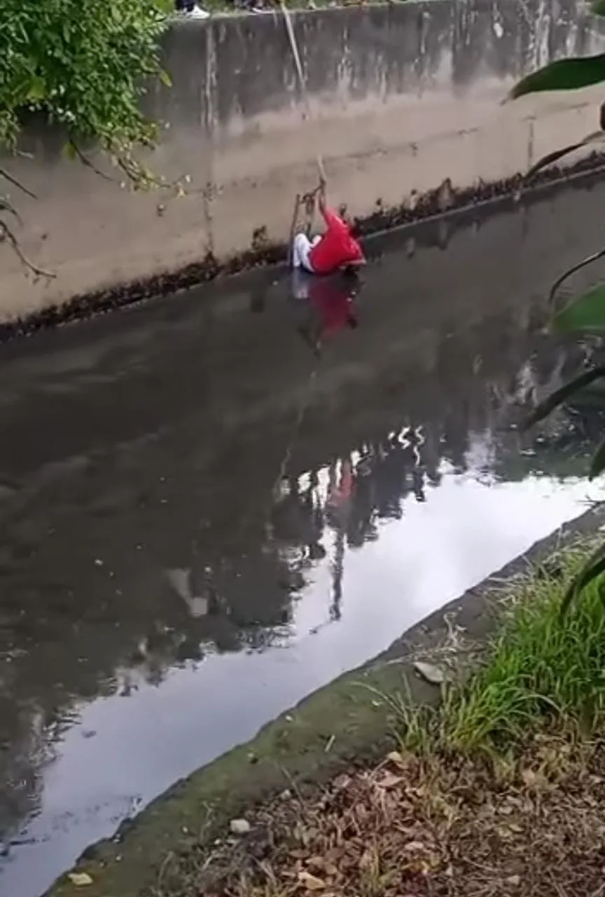 habitante de calle en canal de aguas Cali