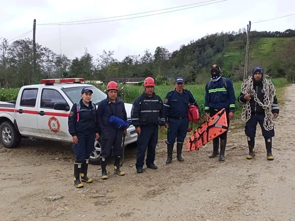 Bomberos siguen buscando a las tres personas desaparecidas en zona boscosa de El Encano
