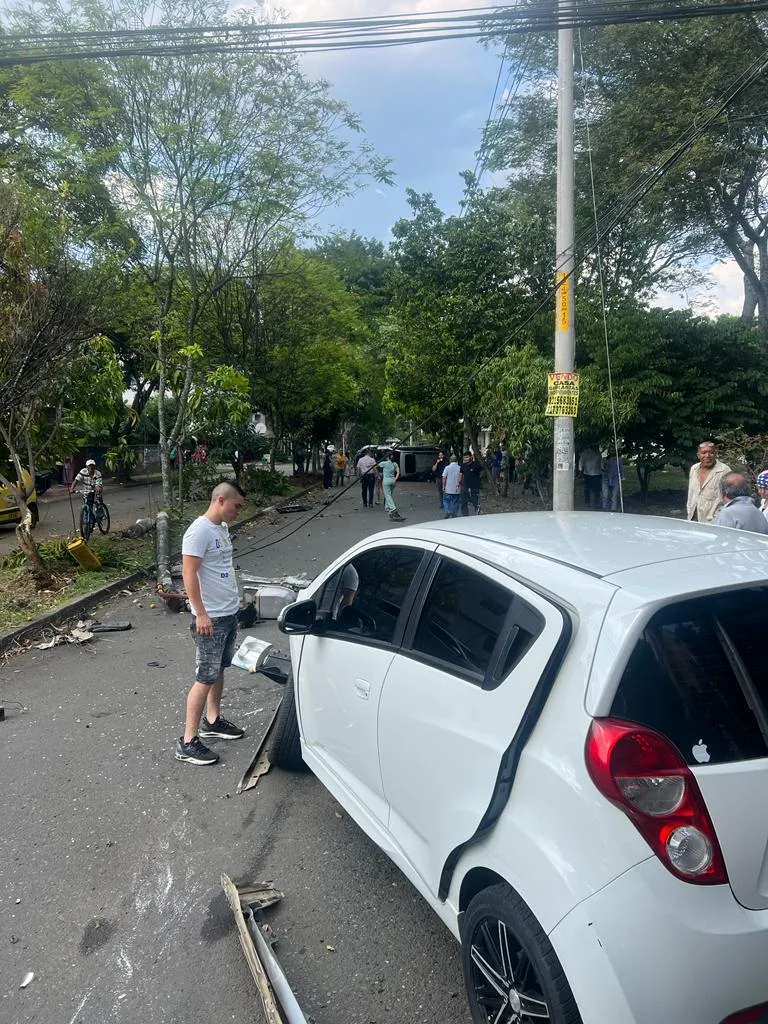 Fuerte accidente en Cali: "Paso un huracán por acá" dicen, hasta un poste arrancaron