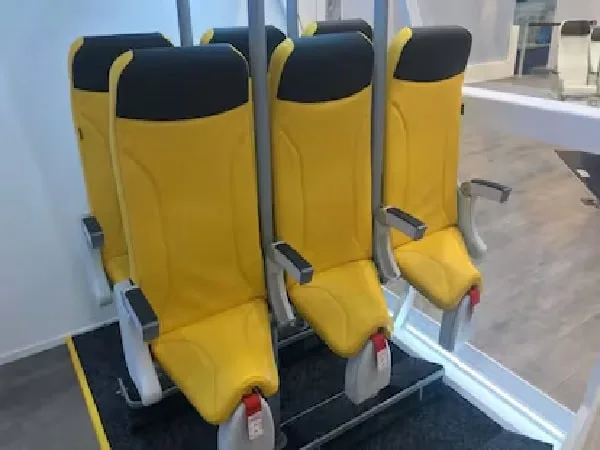 Asientos verticales de aerolínea China.