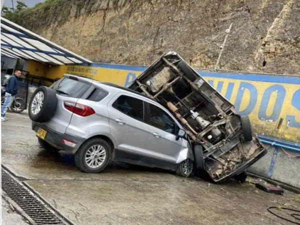 Otro carro accidentado en el barrio Niza en Pasto, estaba parqueado