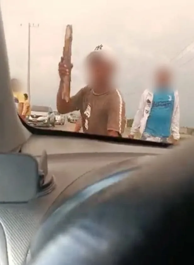 En Tasajera, sujetos con palos y piedras amenazan y exigen dinero a conductores