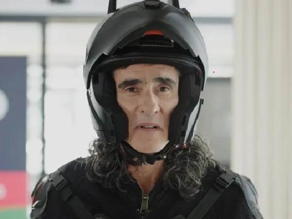Pedro el escamoso montado en moto.