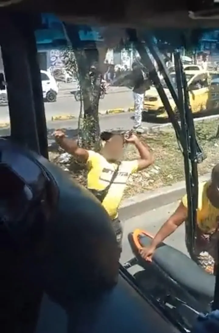 "Que después no sean solo disculpas", pareja en motocicleta vandalizó bus del MIO