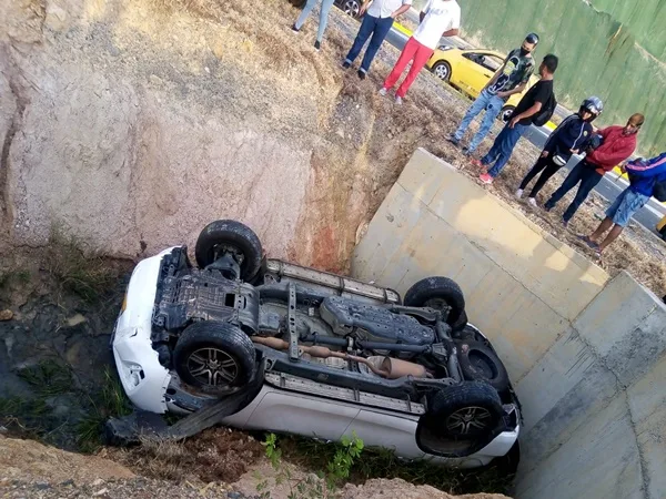 Otro accidente en Cali: vehículo terminó en el canal de aguas residuales