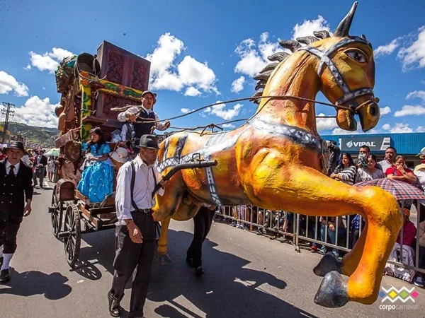 La Familia Castañeda llegó al Carnaval: con atuendos y trajes tradicionales engalanarán la Senda - Más de 9 mil millones el presupuesto para el Carnaval de Negros y Blancos en Pasto