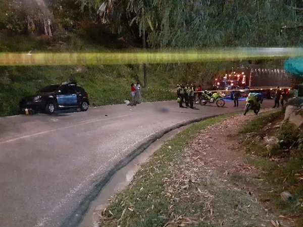 Fuerte choque entre un carro y motocicleta dejó un fallecido y otro gravemente herido en Terrón Colorado