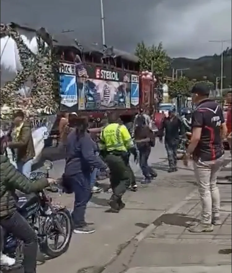 Iba a dañar imagen de la virgen en la procesión y lo cascaron, en Pasto