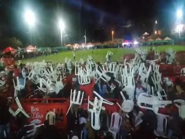 Volaron piedras, botellas: así terminó el concierto de Jhony Rivera en San Bernardo, Nariño