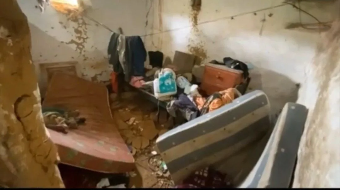 Abuela de 101 años y su hijo, vivían en una casa a punto de caerse: la policía se las reconstruyó.