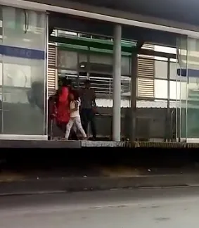 Los colados en el Mio, un problema de todos los días, esta vez personas Embera hasta con niños en brazos