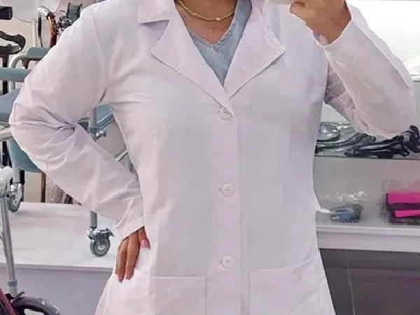 Médica con bata de doctora.