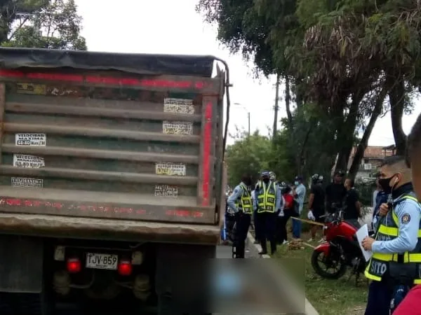Otra víctima mortal por accidente de tránsito en Cali: volqueta y motocicleta chocaron, una mujer falleció en la Simón Bolívar