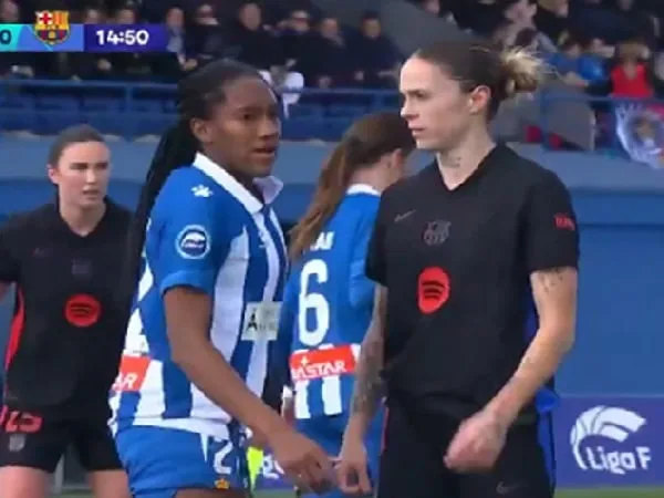 Daniela Caracas y Mapi León, jugadoras de fútbol femenino.