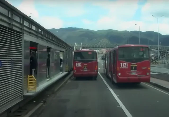 "Por perseguir a ladrón", una joven saltó de un bus de TransMilenio y murió