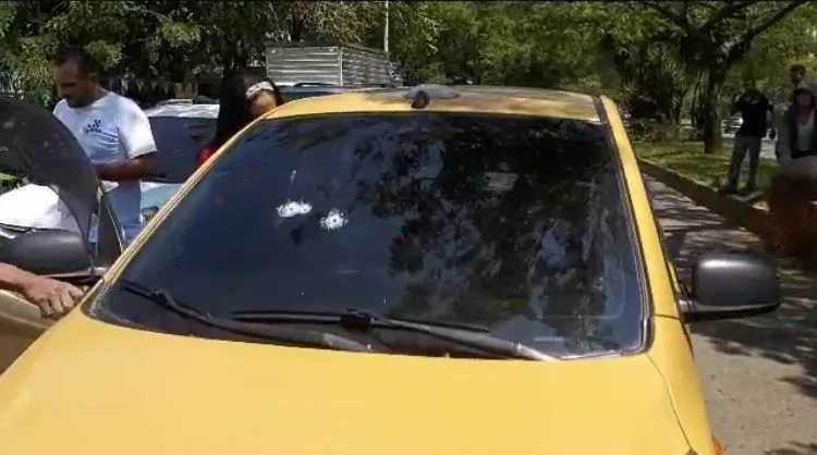 Crimen al sur de Cali: balearon a un pasajero que iba en un taxi
