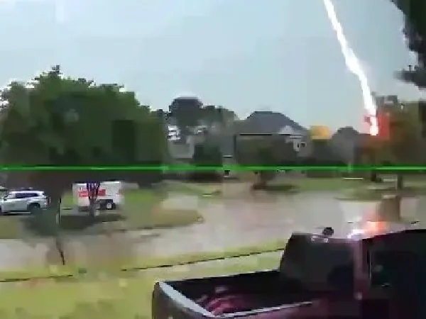 Rayo cayó sobre el techo de una casa en Texas.