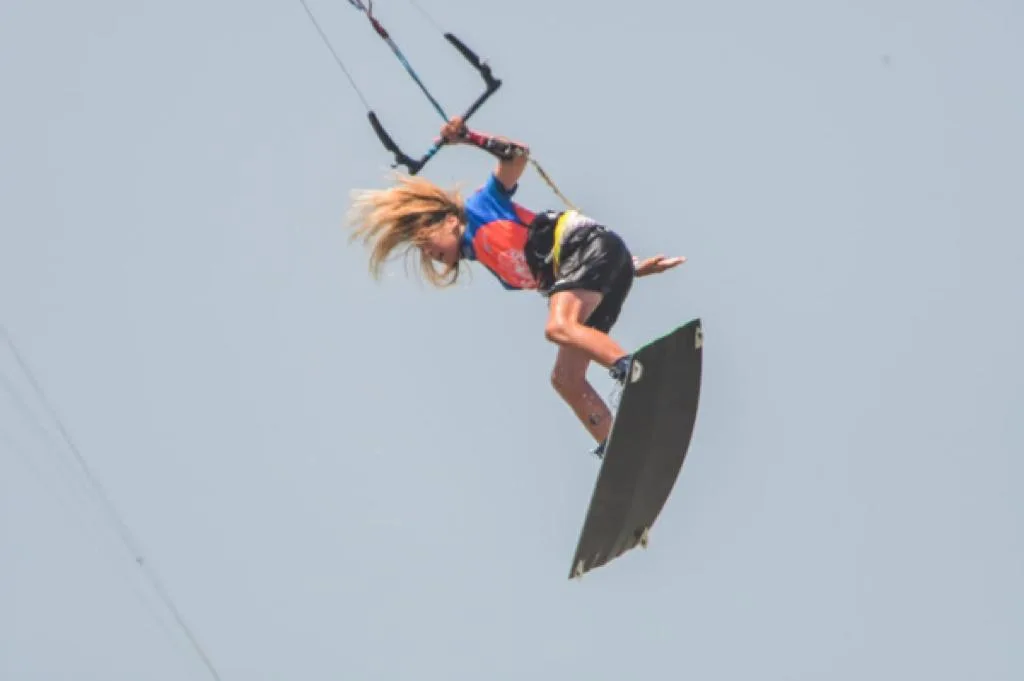 El surfista alemán de 13 años que hizo historia en Colombia: es semifinalista en el Kitesurf en el Atlántico