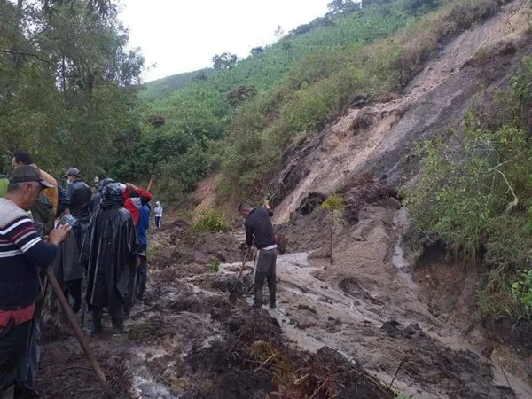 Nariño: Buscan a maquinista que están removiendo escombros y fue sepultado por derrumbe