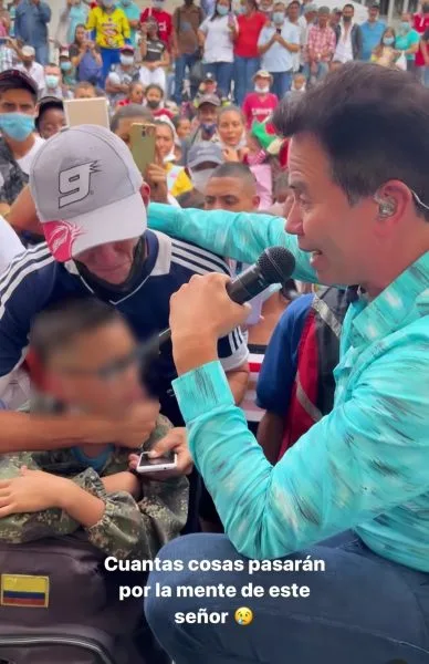 El lindo gesto de Jhonny Rivera con un hombre en las calles de Pereira
