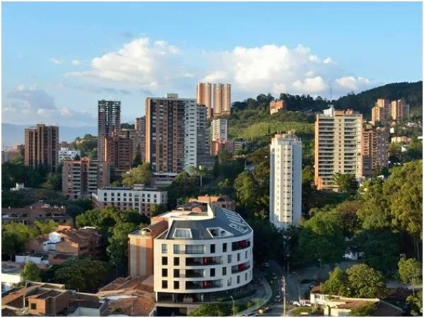 «No se sabe qué pudo ser»: encuentran muerto a joven estadounidense en hotel de El Poblado, Medellín