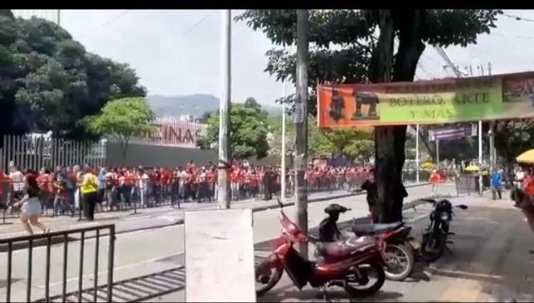 Fila para el ingreso al partido del América vs Tolima