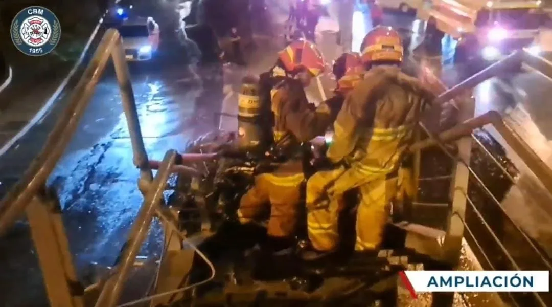 En medio de un puente peatonal y "carbonizado" terminó conductor de un automóvil en Guatemala