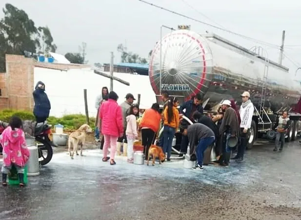 Se agudiza la crisis en Nariño: lecheros tuvieron que salir a las calles a regalar leche
