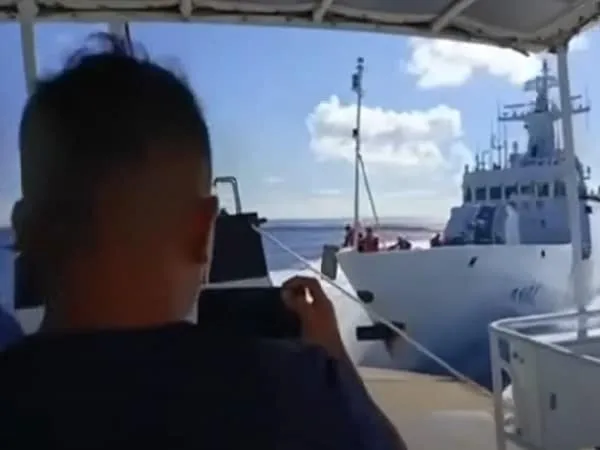 Choque de dos barcos chinos.