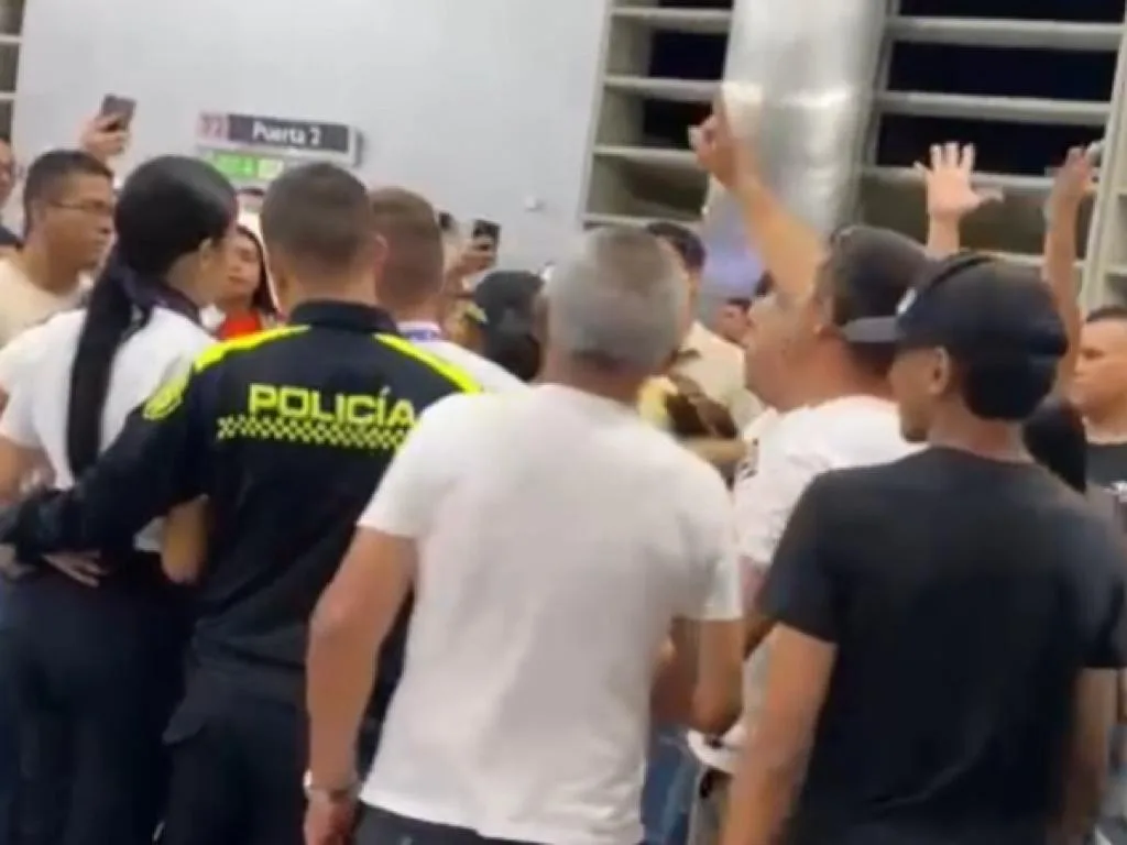 Pasajeros llevan horas esperando vuelos en el Bonilla Aragón en Palmira