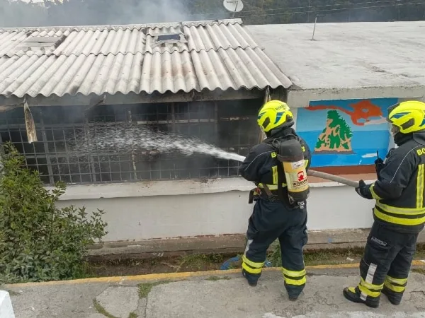 "Quemaron colchonetas": Incendio en centro de rehabilitación de menores Santo Ángel es controlado por Bomberos