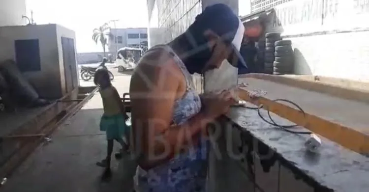 Malambo, niños en estación de gasolina