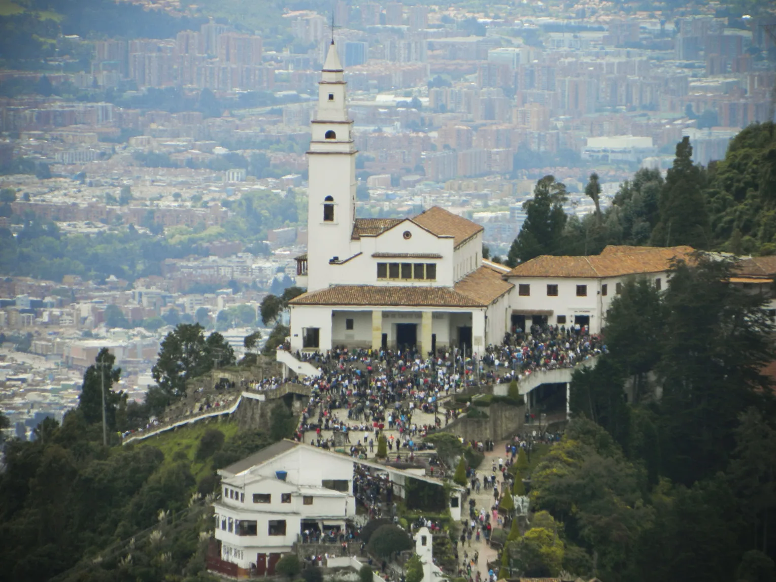 En Monserrate se perdieron 10 jóvenes: autoridades desplegaron importante operativo para encontrarlos