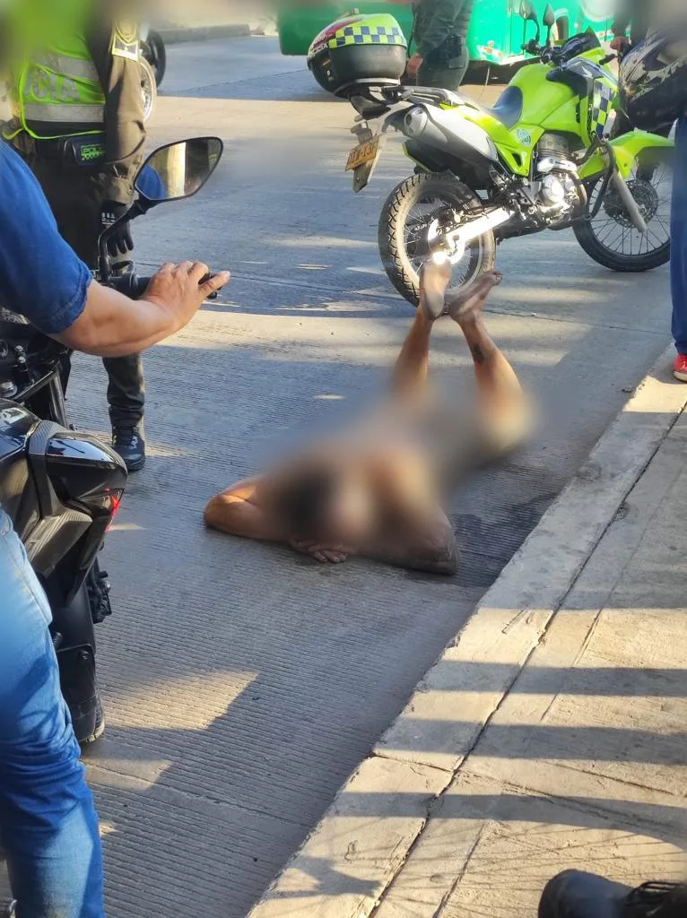 Extraño caso del hombre sin ropa, arrojando piedra y que se lanzó de un puente en la Circunvalar en Barranquilla