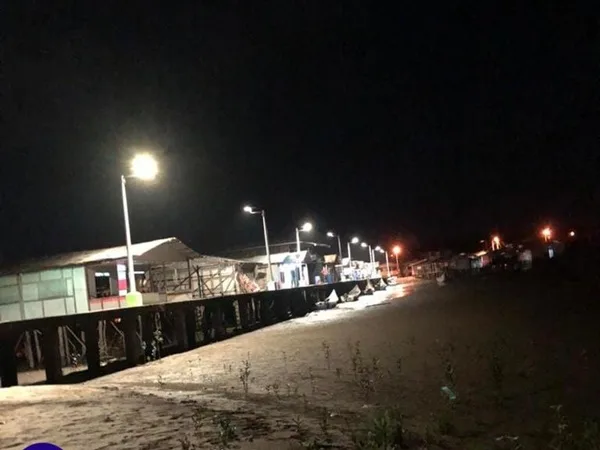 Enhorabuena: A casas palafíticas de Tumaco le instalaron 19 postes con energía solar, no sufrirán por cortes