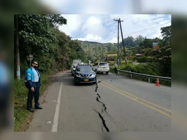 falla geológica vía al Mar en Cali