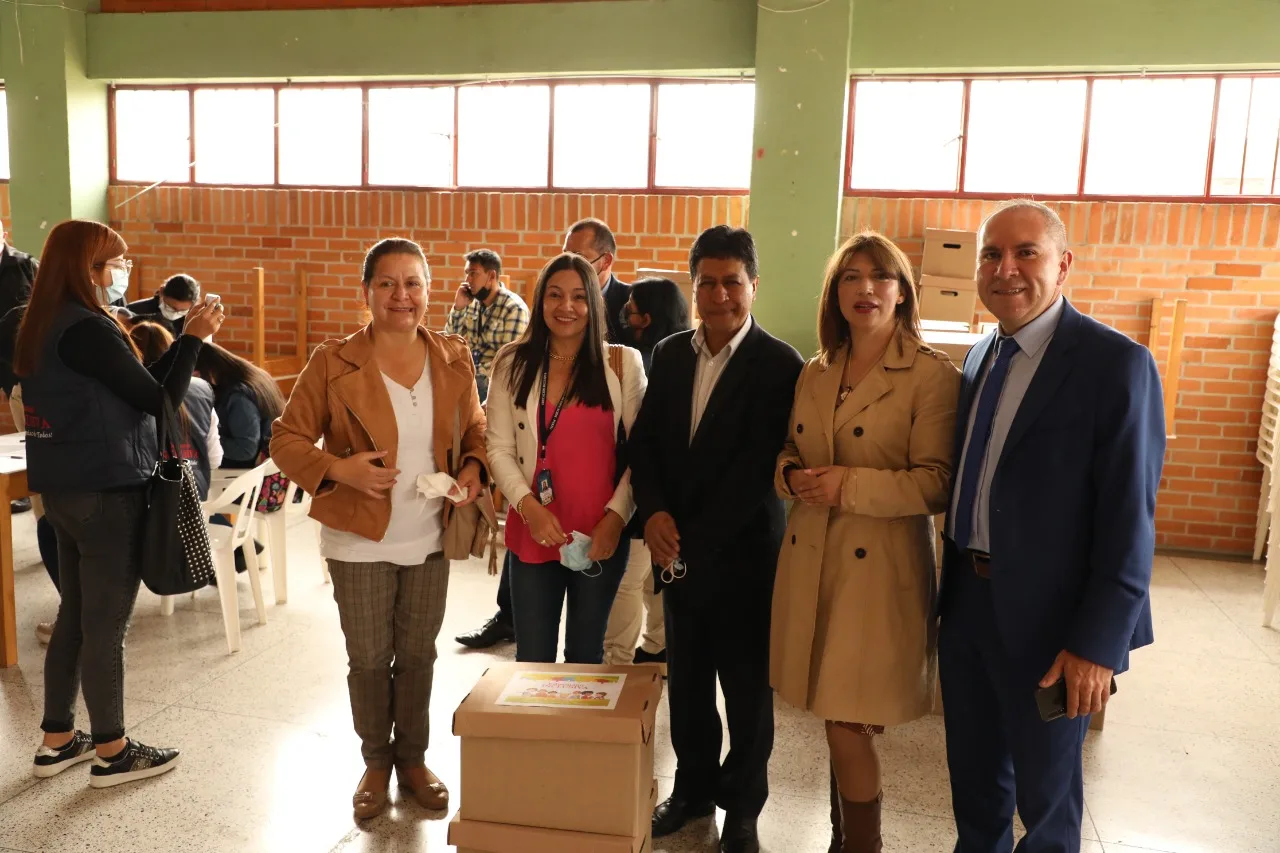 Secretaria de Educación, Gloria Jurado Erazo, haciendo entrega de los Kits escolares