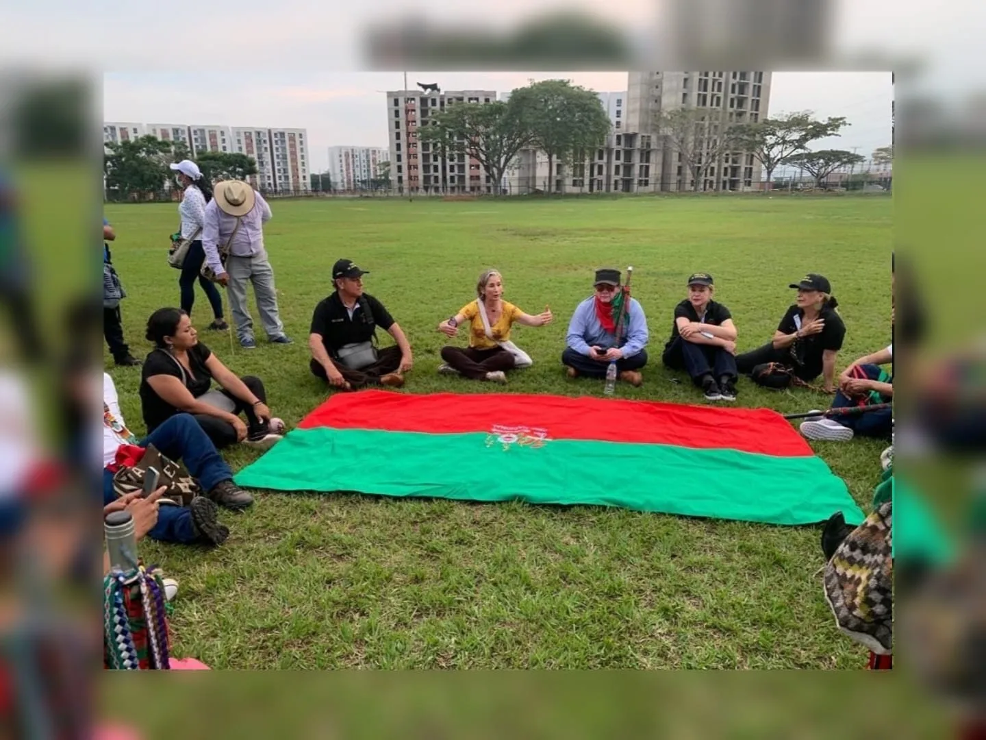 minga indígena y habitantes de Ciudad Jardín